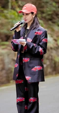 宋茜黑底红车印花休闲西装套装参加户外运动美美照片