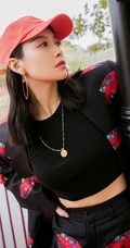 宋茜黑底红车印花休闲西装套装参加户外运动美美照片