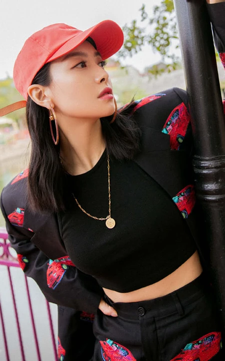 宋茜黑底红车印花休闲西装套装参加户外运动美美照片