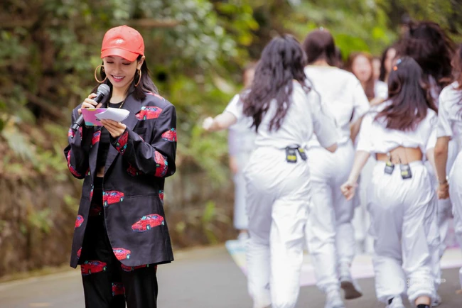 宋茜黑底红车印花休闲西装套装参加户外运动美美照片