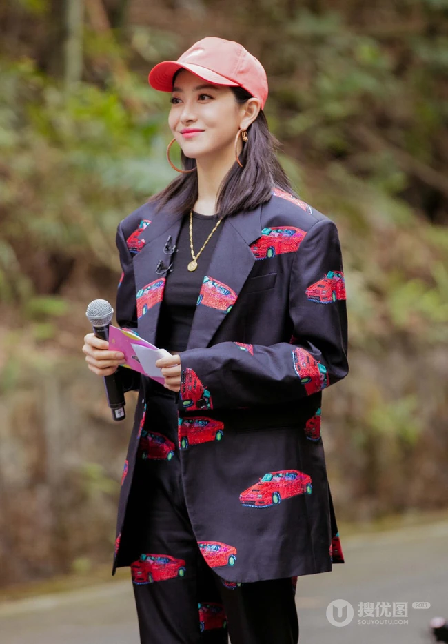 宋茜黑底红车印花休闲西装套装参加户外运动美美照片