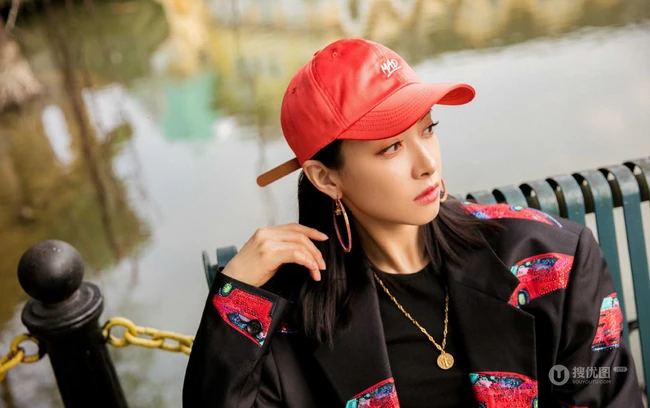 宋茜黑底红车印花休闲西装套装参加户外运动美美照片