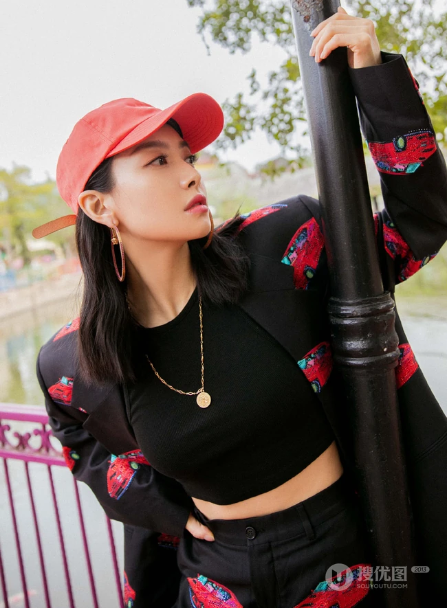 宋茜黑底红车印花休闲西装套装参加户外运动美美照片
