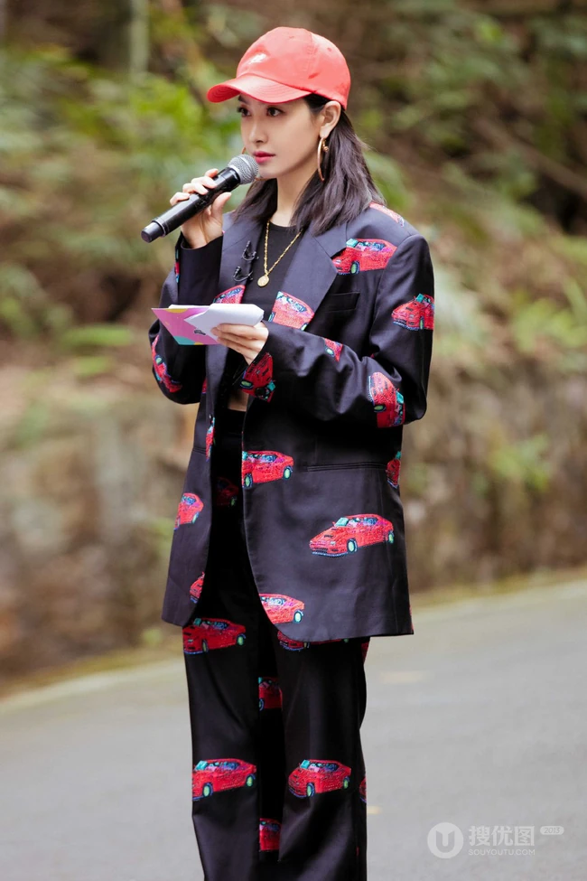 宋茜黑底红车印花休闲西装套装参加户外运动美美照片