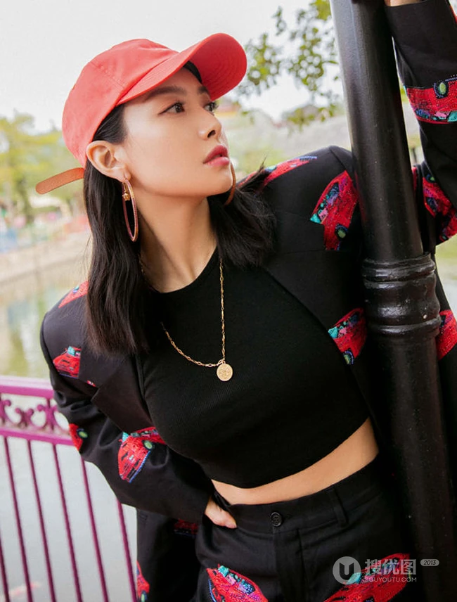 宋茜黑底红车印花休闲西装套装参加户外运动美美照片