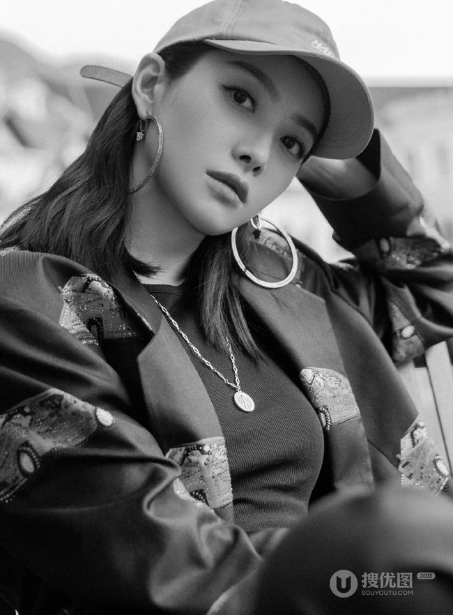 宋茜黑底红车印花休闲西装套装参加户外运动美美照片