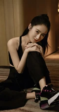 穿短款短背心的女生袁冰妍全黑休闲运动室内写真图片
