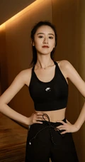 穿短款短背心的女生袁冰妍全黑休闲运动室内写真图片