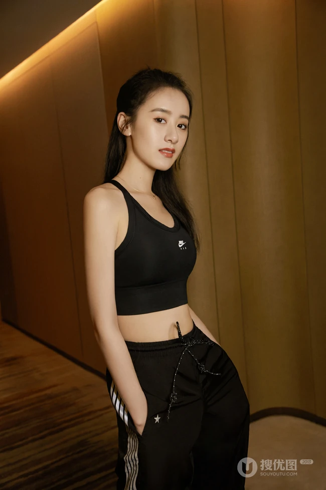 穿短款短背心的女生袁冰妍全黑休闲运动室内写真图片