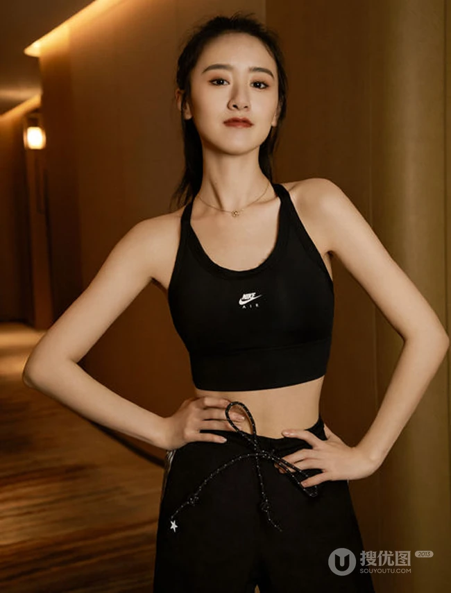穿短款短背心的女生袁冰妍全黑休闲运动室内写真图片