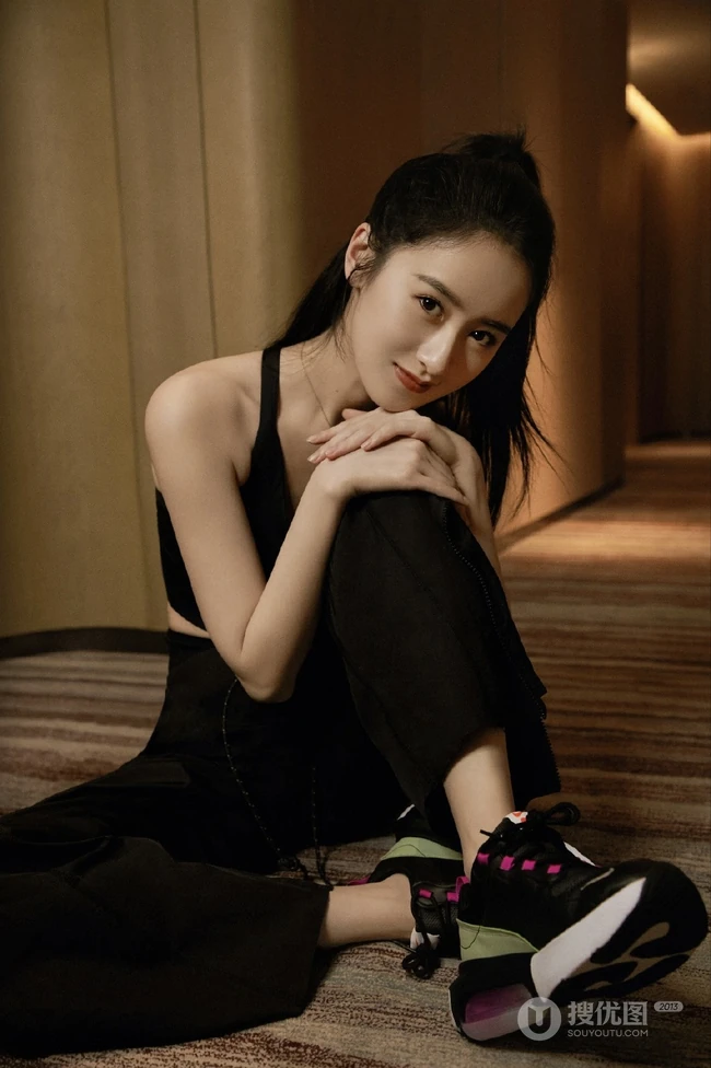 穿短款短背心的女生袁冰妍全黑休闲运动室内写真图片