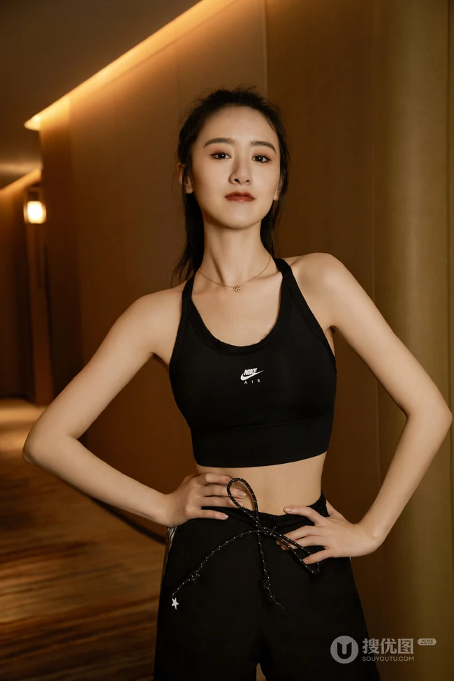 穿短款短背心的女生袁冰妍全黑休闲运动室内写真图片