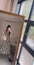 黄一琳大落地镜子前面自拍美图，尝试多套服装穿搭，线条感好白