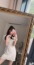 黄一琳大落地镜子前面自拍美图，尝试多套服装穿搭，线条感好白