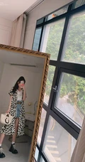 黄一琳大落地镜子前面自拍美图，尝试多套服装穿搭，线条感好白