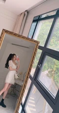 黄一琳大落地镜子前面自拍美图，尝试多套服装穿搭，线条感好白
