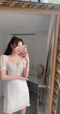 黄一琳大落地镜子前面自拍美图，尝试多套服装穿搭，线条感好白