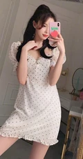 黄一琳大落地镜子前面自拍美图，尝试多套服装穿搭，线条感好白