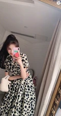 黄一琳大落地镜子前面自拍美图，尝试多套服装穿搭，线条感好白