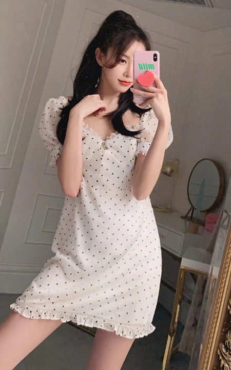黄一琳大落地镜子前面自拍美图，尝试多套服装穿搭，线条感好白