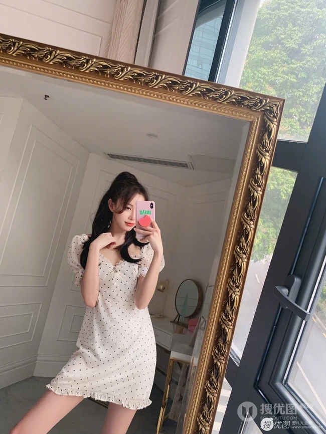 黄一琳大落地镜子前面自拍美图，尝试多套服装穿搭，线条感好白