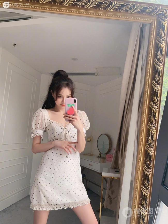黄一琳大落地镜子前面自拍美图，尝试多套服装穿搭，线条感好白