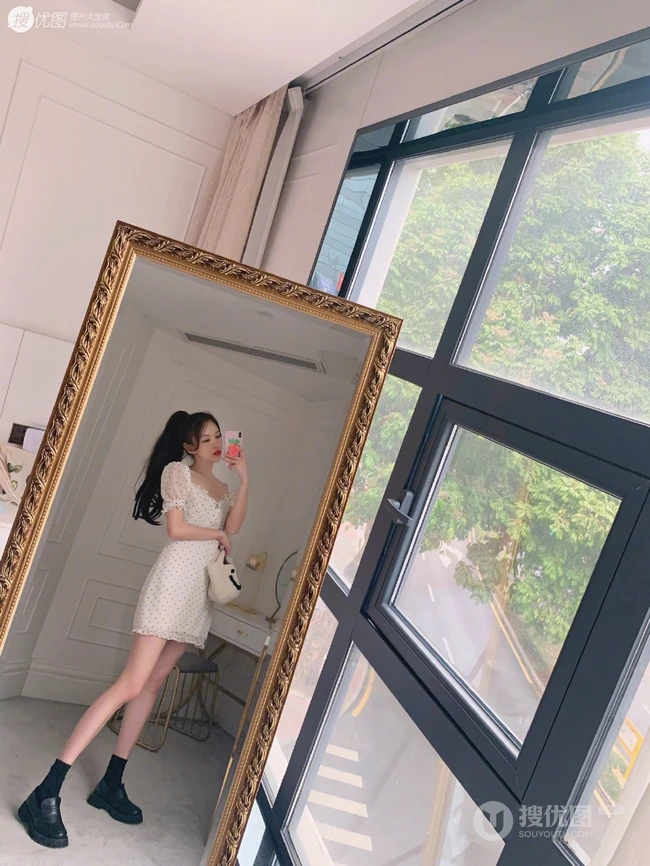黄一琳大落地镜子前面自拍美图，尝试多套服装穿搭，线条感好白