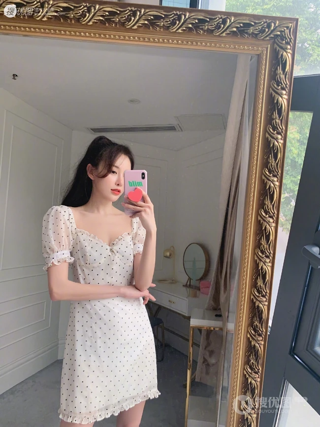 黄一琳大落地镜子前面自拍美图，尝试多套服装穿搭，线条感好白