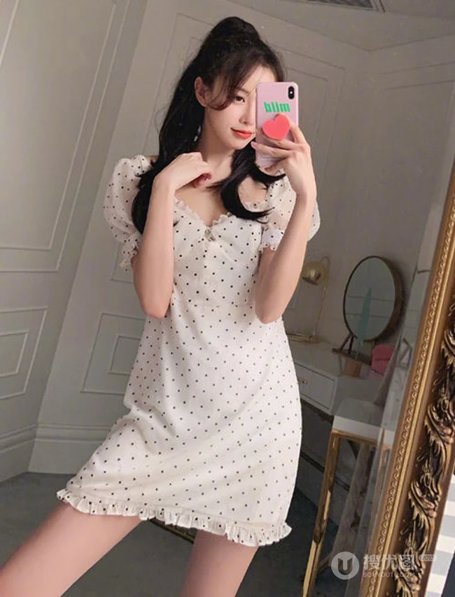 黄一琳大落地镜子前面自拍美图，尝试多套服装穿搭，线条感好白