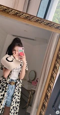 黄一琳大落地镜子前面自拍美图，尝试多套服装穿搭，线条感好白