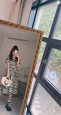黄一琳大落地镜子前面自拍美图，尝试多套服装穿搭，线条感好白