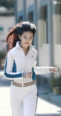 街上跑步的刘亦菲超美运动旧照，17岁的刘亦菲美丽动人
