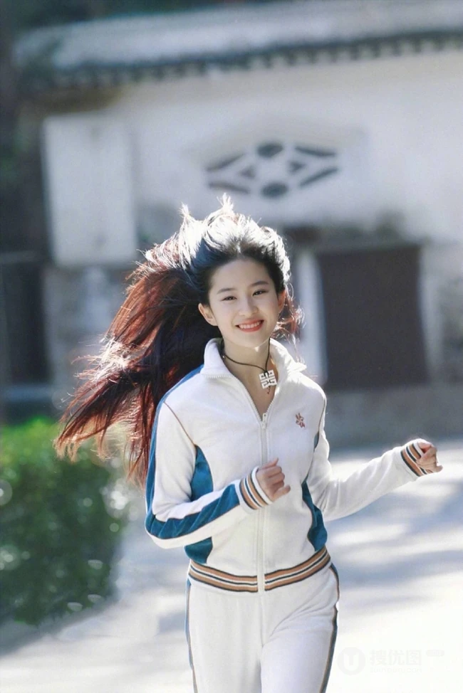 街上跑步的刘亦菲超美运动旧照，17岁的刘亦菲美丽动人