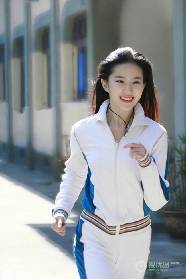街上跑步的刘亦菲超美运动旧照，17岁的刘亦菲美丽动人