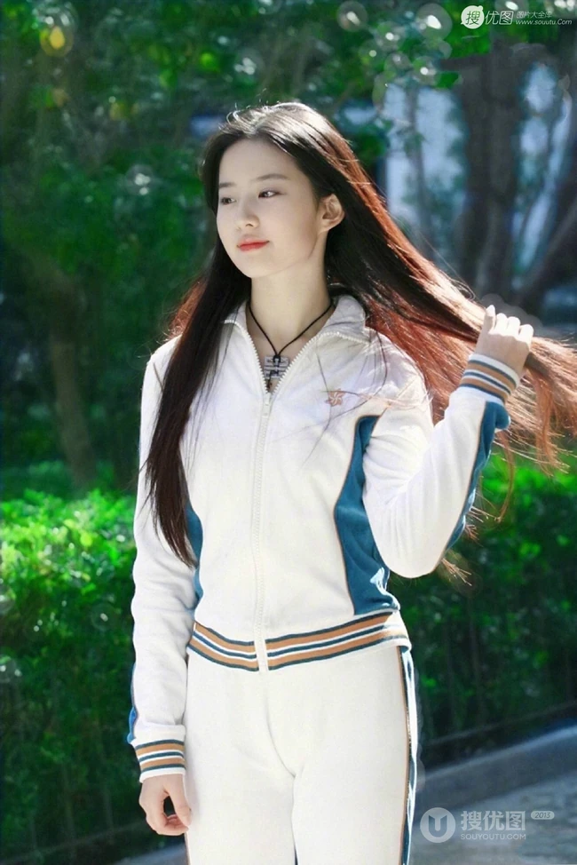 街上跑步的刘亦菲超美运动旧照，17岁的刘亦菲美丽动人