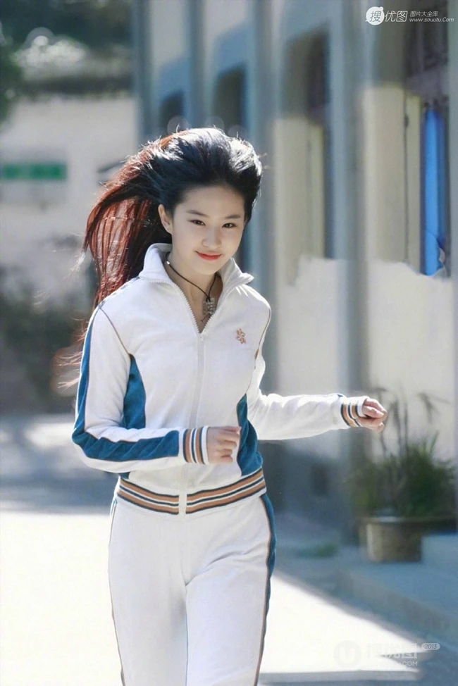 街上跑步的刘亦菲超美运动旧照，17岁的刘亦菲美丽动人