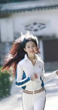 街上跑步的刘亦菲超美运动旧照，17岁的刘亦菲美丽动人