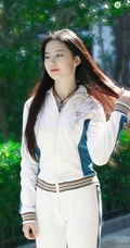 街上跑步的刘亦菲超美运动旧照，17岁的刘亦菲美丽动人