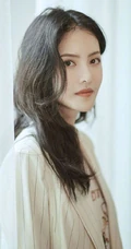 侧脸气质女生张芷溪清新淡雅竖纹休闲西装气质写真