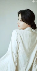 侧脸气质女生张芷溪清新淡雅竖纹休闲西装气质写真