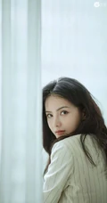侧脸气质女生张芷溪清新淡雅竖纹休闲西装气质写真