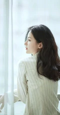 侧脸气质女生张芷溪清新淡雅竖纹休闲西装气质写真