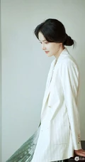 侧脸气质女生张芷溪清新淡雅竖纹休闲西装气质写真