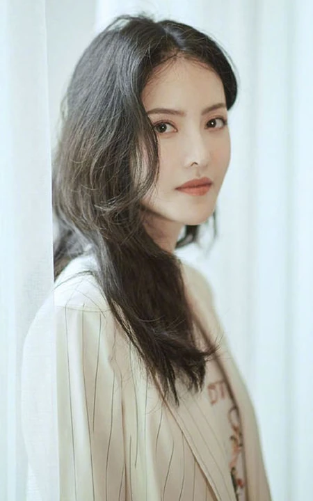 侧脸气质女生张芷溪清新淡雅竖纹休闲西装气质写真