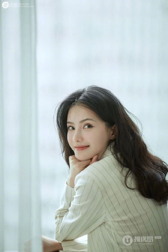 侧脸气质女生张芷溪清新淡雅竖纹休闲西装气质写真