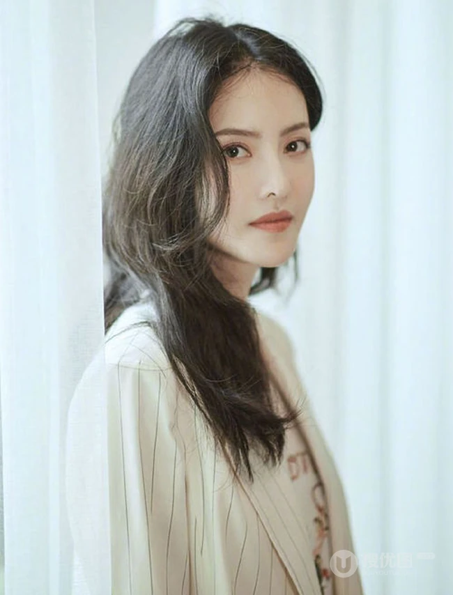 侧脸气质女生张芷溪清新淡雅竖纹休闲西装气质写真