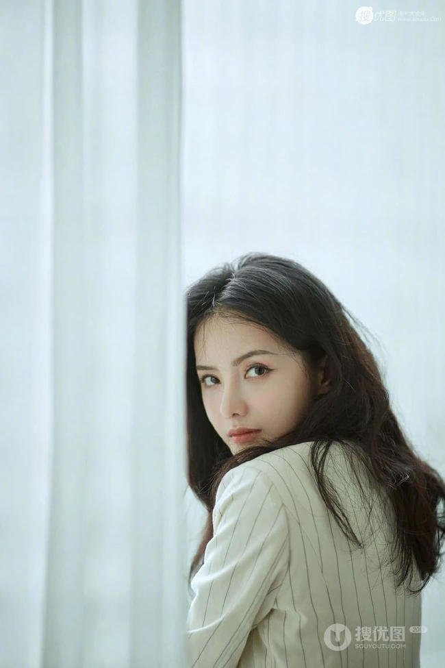 侧脸气质女生张芷溪清新淡雅竖纹休闲西装气质写真
