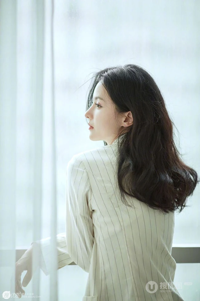 侧脸气质女生张芷溪清新淡雅竖纹休闲西装气质写真