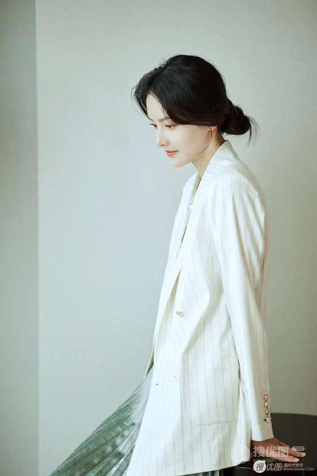 侧脸气质女生张芷溪清新淡雅竖纹休闲西装气质写真