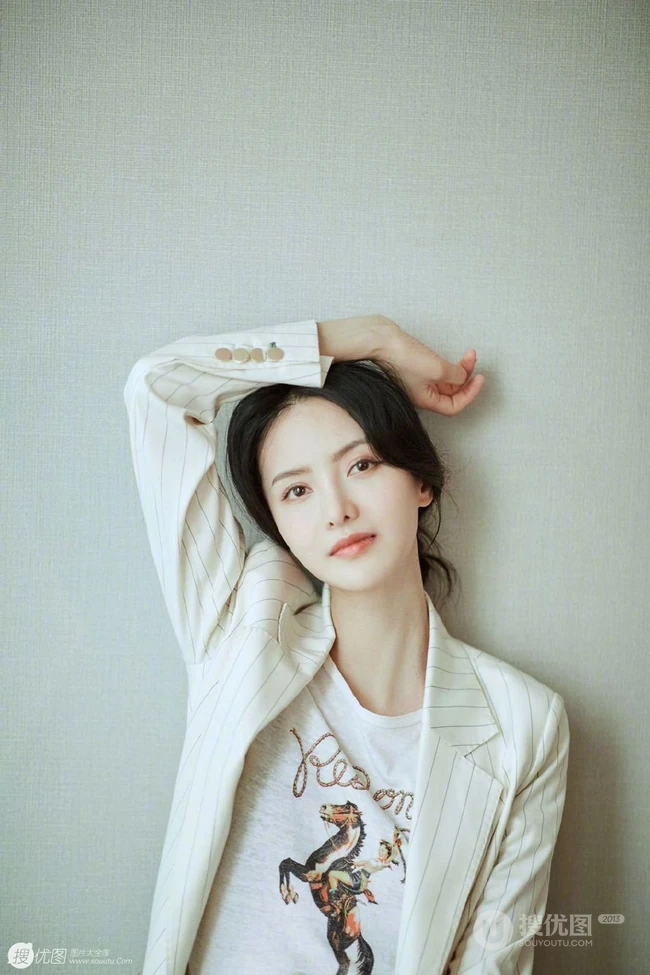 侧脸气质女生张芷溪清新淡雅竖纹休闲西装气质写真